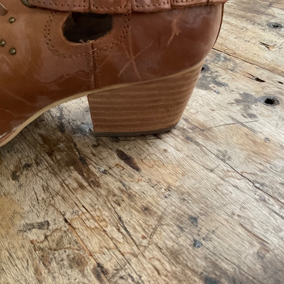 Catepillar CAT tan leather boots 8. - Picture 6 of 14